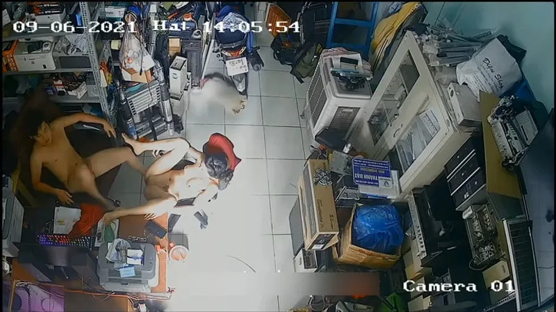 Bà xã chồng ngoại tình trong của hàng máy tính
